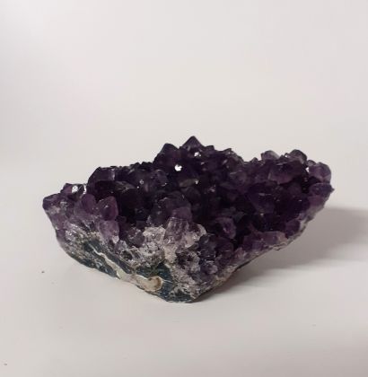 Amethyst Edelstein Drusenstück, Naturstein Amethystkristall dunkel violette Spitzen, handliches Drusensegment, zur Dekoration, N310