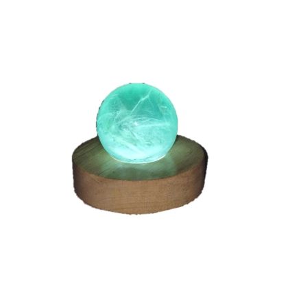 Fluorit grün - Steinkugel, Kugel beleuchtet auf LED-kaltlicht Holzsockel mit USB-Stecker, echte Edelsteinkugel