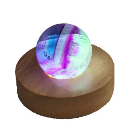 Regenbogen-Fluorit Steinkugel, Kugel beleuchtet auf LED-kaltlicht Holzsockel mit USB-Stecker, echte Edelsteinkugel, N135