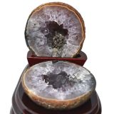 Achat-Geode auf Holzsockel, geöffnete, polierte Achatgeode, Edelstein Mineral, N7