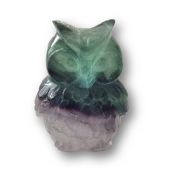 Eule Edelsteintier Figur aus Regenbogen Fluorit Steinfigur violett-grün schimmernd