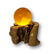 Fluorit Steinkugel, Kugel beleuchtet auf LED Holzstamm-Sockel, Echte gelbe Fluorit Kugel edel poliert, N385