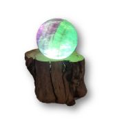 Regenbogen-Fluorit Edelstein Kugel auf LED-Holzstamm-Kaltlicht-Leuchtsockel, Edelsteinlampe, Dekoration N270