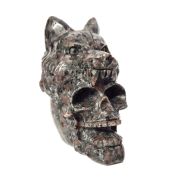 Yooperlite-Schädel mit Wolf – Handgeschnitzte Statue aus Naturstein, leuchtet unter UV-Licht