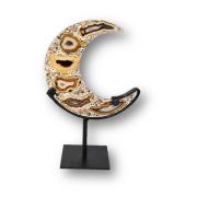 Handgefertigter Mond aus echten Achatscheiben, auf schwarzem Metallständer – ca. 21 cm hoch