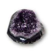 Amethyst liegende Geode, dunkel glkänzende Amethystspitzen, Druse geschwungene, polierte Form, N2280