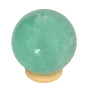 Steinkugel grüner Fluorit, Edelstein-Kugel mit Aufstellring aus Holz, polierte Fluoritkugel