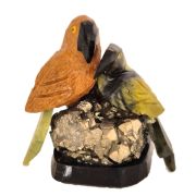 Edelsteintier-Papageien Paar, Vogelpaar sitzend auf einer Pyrit-Base, P2