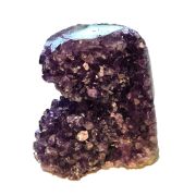Amethyst Standobjekt, Edelstein Druse stehend, kleine, dunkle Kristallspitzen funkeln im Licht, N572
