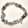 Fluorit Splitterarmband, kleine polierte Edelsteine auf Strechband, echte Fluoritsteine grün-violette Armkette