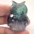 Eule Edelsteintier Figur aus Regenbogen Fluorit Steinfigur violett-grün schimmernd