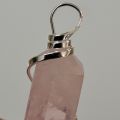 Rosenquarz Anhänger polierte Spitze, Kettenanhänger rosa Quarz, Spitze mit Spirale als Fassung