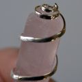 Rosenquarz Anhänger polierte Spitze, Kettenanhänger rosa Quarz, Spitze mit Spirale als Fassung