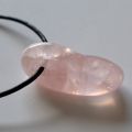 Rosenquarz Trommelstein Anhänger, Halsschmuck gebohrter Stein, Natur belassene echte Steine