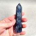 Fluorit blau Edelstein Standspitze, Therapiestein, Heilsteinspitze, Obelisk N132