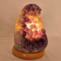 Amethyst Lampe, Edelsteinlampe aus Brasilien, violette Kristall Stein Leuchte komplett mit Elektrik kaufen, kleine Natursteinlampe, N228