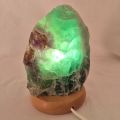 Fluorit Edelsteinlampe, kleine Rohstein Lampe beleuchtet, Hand geklopfter Stein mit Holzsockel N184