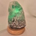 Fluorit Edelsteinlampe, kleine Rohstein Lampe beleuchtet, Hand geklopfter Stein mit Holzsockel N184