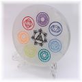 Selenit Chakra Scheibe mit Gravuren Buddha, Lotussymbolen, mit Gratis Ständer, Ladeplatte