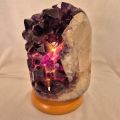 Amethyst-Kristall Leuchte poliert, violette echte Deko- Steinlampe, große Naturstein Edelsteinlampe mit Calcit, N443