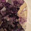 Amethyst-Kristall Leuchte poliert, violette echte Deko- Steinlampe, große Naturstein Edelsteinlampe mit Calcit, N443