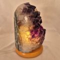 Amethyst-Kristall Leuchte poliert, violette echte Deko- Steinlampe, große Naturstein Edelsteinlampe mit Calcit, N443
