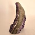 Amethyst Standobjekt Geode, Amethyst-Kristall-Druse aus Uruguay, kleine dunkle Spitzen auf zwei Seiten, N1140