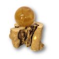 Fluorit Steinkugel, Kugel beleuchtet auf LED Holzstamm-Sockel, Echte gelbe Fluorit Kugel edel poliert, N385