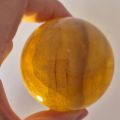 Fluorit Steinkugel, Kugel beleuchtet auf LED Holzstamm-Sockel, Echte gelbe Fluorit Kugel edel poliert, N385