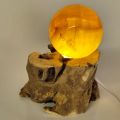 Fluorit Steinkugel, Kugel beleuchtet auf LED Holzstamm-Sockel, Echte gelbe Fluorit Kugel edel poliert, N385