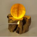 Fluorit Steinkugel, Kugel beleuchtet auf LED Holzstamm-Sockel, Echte gelbe Fluorit Kugel edel poliert, N385