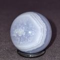 Chalcedon Edelstein-Kugel mit Aufstellring, Steinkugel hellblau gebändert, Kugel Handschmeichler, Heilstein und Dekoration, N36