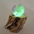 Regenbogen-Fluorit Edelstein Kugel auf LED-Holzstamm-Kaltlicht-Leuchtsockel, Edelsteinlampe, Dekoration N270