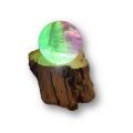 Regenbogen-Fluorit Edelstein Kugel auf LED-Holzstamm-Kaltlicht-Leuchtsockel, Edelsteinlampe, Dekoration N270