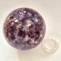 Lepidolith Kugel, Edelstein-Kugel mit besonders schöner Maserung, Steinkugel 55 mm Durchmesser, N297