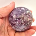 Lepidolith Kugel, Edelstein-Kugel mit besonders schöner Maserung, Steinkugel 55 mm Durchmesser, N297