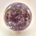 Lepidolith Kugel, Edelstein-Kugel mit besonders schöner Maserung, Steinkugel 55 mm Durchmesser, N297