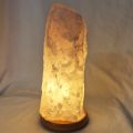 Lampe rosa Quarz, wohlgeformte, höhere Rosenquarz Edelstein Lampe mit Holzsockel, Naturstein, ca. 4-5 kg