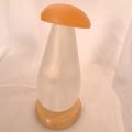 Selenit Steinlampe Pilz, weiß-oranger Selenit Naturstein Leuchte, Pilzlampe mit Holzsockel