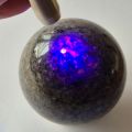 Yooperlite Kugel ca.55 mm mit Holzring, fluoreszierender Edelstein, UV leuchtender Kristall, polierte Naturstein Sphere, N329