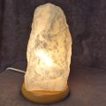 Bergkristall Rohsteinlampe, ca.3-4 kg, Naturgewachsene Kristall Stein Lampe kaufen, Edelsteinlampe mit Holzsockel, Stein-Leuchte