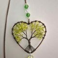 Fensterdeko zum Hängen, Edelstein grünes Peridot Herz, Sonnenfänger Baum des Lebens, mit Kristall Sun Catcher