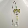 Fensterdeko zum Hängen, Edelstein grünes Peridot Herz, Sonnenfänger Baum des Lebens, mit Kristall Sun Catcher