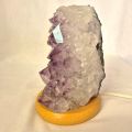 Amethyst Rohstein Lampe, Edelsteinlampe aus Brasilien, helle Kristall Stein Leuchte komplett mit Elektrik, Naturstein-Lampe, N245