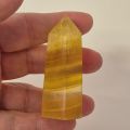 Fluorit Turm-Obelisk, Edelstein Standspitze, Therapiestein gelber Fluorit, kleine Heilsteinspitze, N64