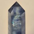 Fluorit blau Kristall Point, Edelstein Standspitze, Therapiestein, Heilsteinspitze, Turm-Obelisk N102