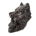 Yooperlite-Schädel mit Wolf – Handgeschnitzte Statue aus Naturstein, leuchtet unter UV-Licht