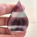 Regenbogen-Fluorit Flamme auf Plexiglas Sockel, Deko Edelstein geschnitzt, Spirituelle Deko, Geschenkidee, N7