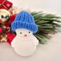 Schneemann aus weißer Jade, Mütze blau, Handgeschnitzte Edelstein-Figur, Winterdeko, Geschenkidee, Steinfigur