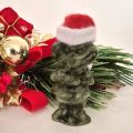 Handgeschnitzte Grinch-Figur aus Serpentin, Höhe ca. 8 cm, Detailreich mit Weihnachtsmütze